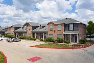 Park Vista Townhomes in Watauga, TX - Building Photo - Building Photo
