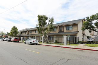 Elk Lane Apartments in Santa Ana, CA - Foto de edificio - Building Photo