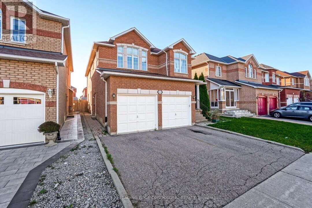 585 Highglen Ave in Markham, ON - Building Photo