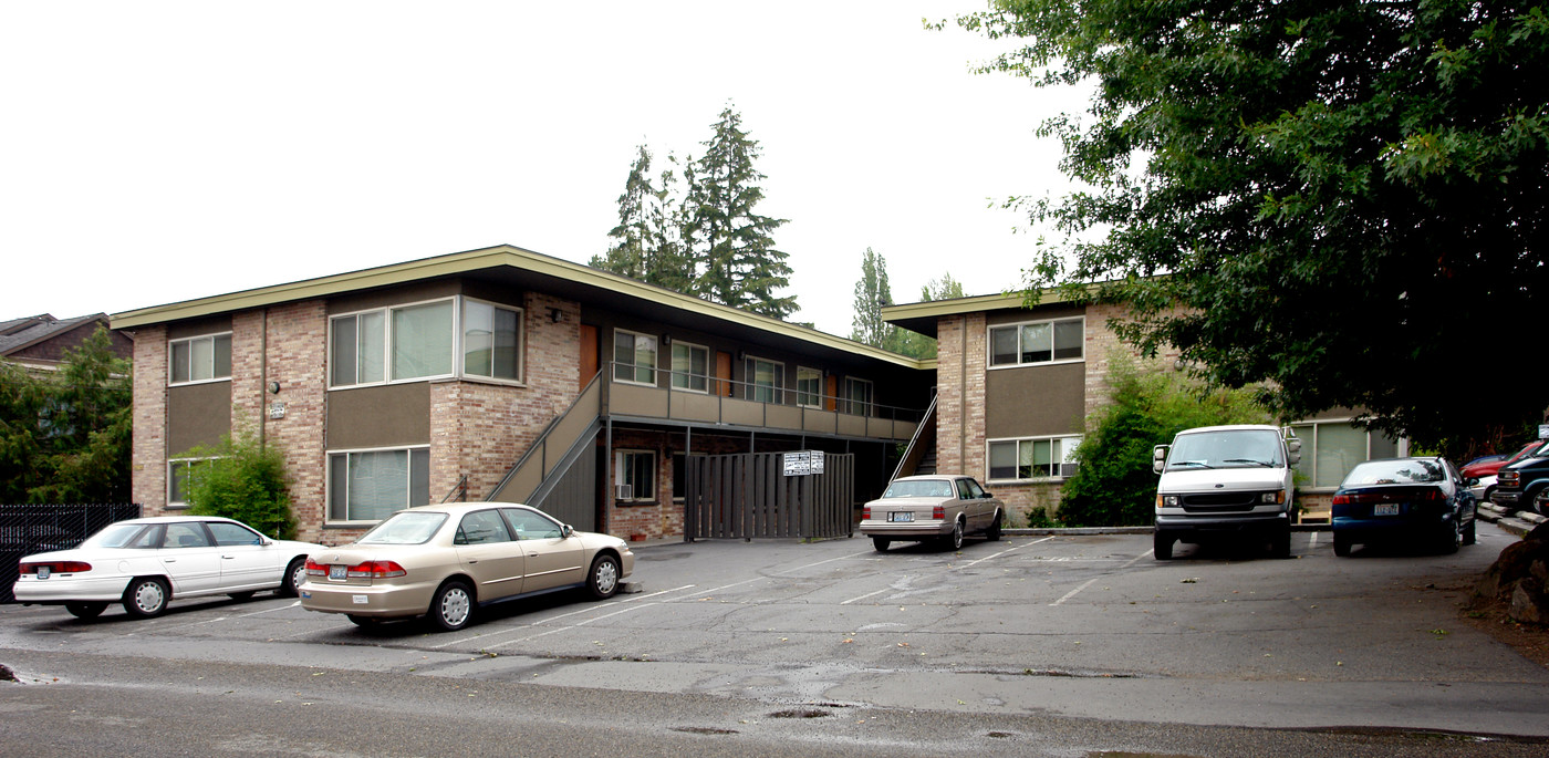 Parkwood Apartments in Seattle, WA - Building Photo