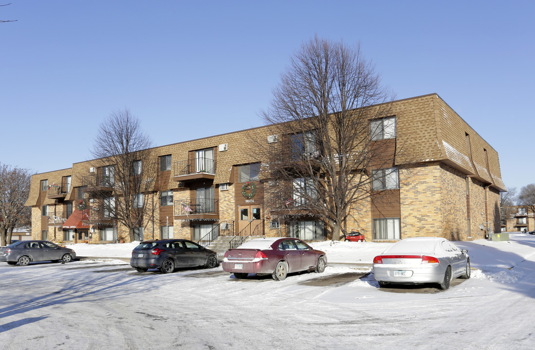 Blaine Manor Apartments in Blaine, MN - Building Photo