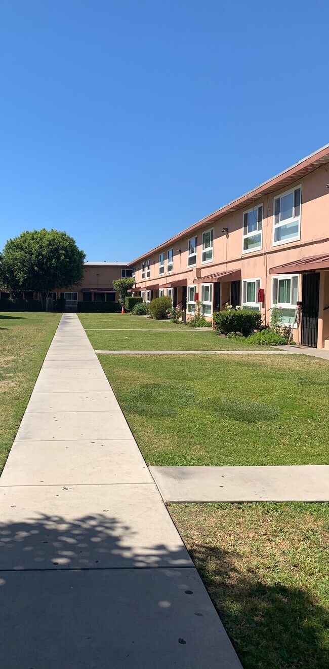 7800 Madison St Apartments and Nearby Paramount Apartments For Rent