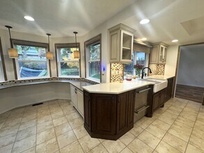 17927 Ridge Lake Dr in Lake Oswego, OR - Building Photo - Building Photo