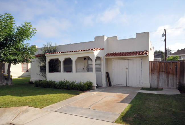 162 E 18th St in Costa Mesa, CA - Foto de edificio - Building Photo