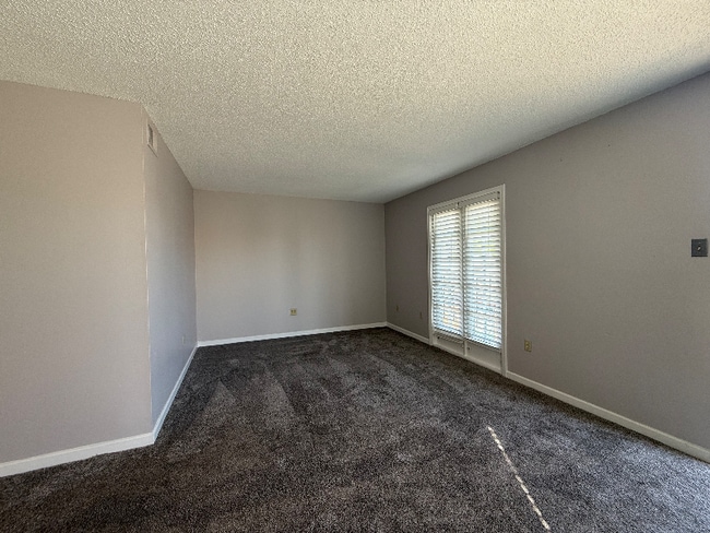 11271 Florida Blvd in Baton Rouge, LA - Foto de edificio - Building Photo