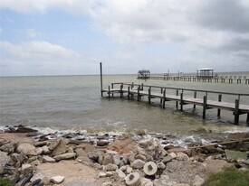 735 5th St in San Leon, TX - Building Photo