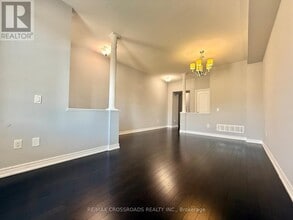 205 Laker Ct in Newmarket, ON - Building Photo - Building Photo