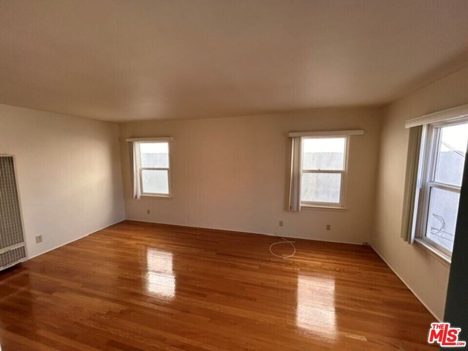 3011 Santa Monica Blvd in Santa Monica, CA - Building Photo