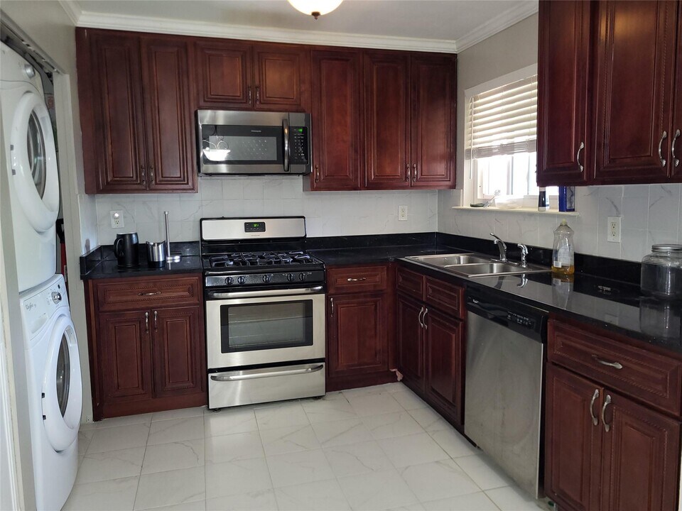 168 Feller Dr in Central Islip, NY - Building Photo