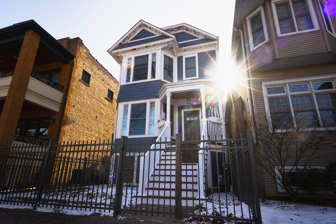 1833 W Cuyler Ave in Chicago, IL - Building Photo
