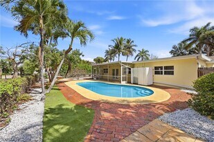 1377 11th Ct N in Naples, FL - Building Photo