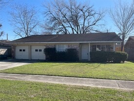 9011 Alcott Dr in Houston, TX - Building Photo