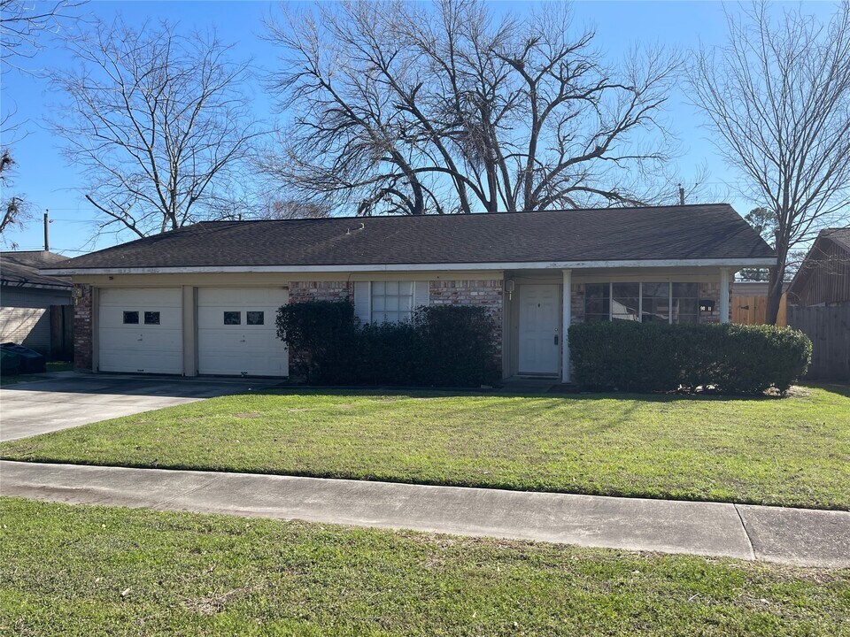 9011 Alcott Dr in Houston, TX - Building Photo