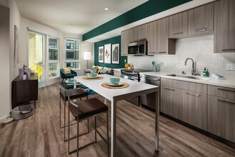 Topaz Apartments in Los Angeles, CA - Building Photo - Interior Photo