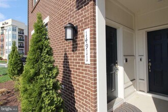 14911 River Walk Way in Woodbridge, VA - Foto de edificio - Building Photo
