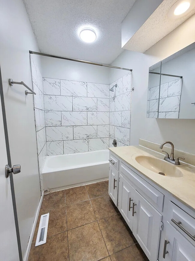 10902 Mckinley Dr in Kansas City, MO - Building Photo - Building Photo