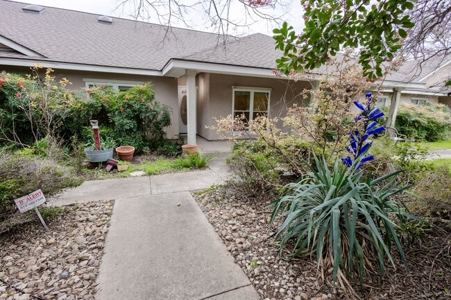 605 Burleson St in San Marcos, TX - Foto de edificio - Building Photo