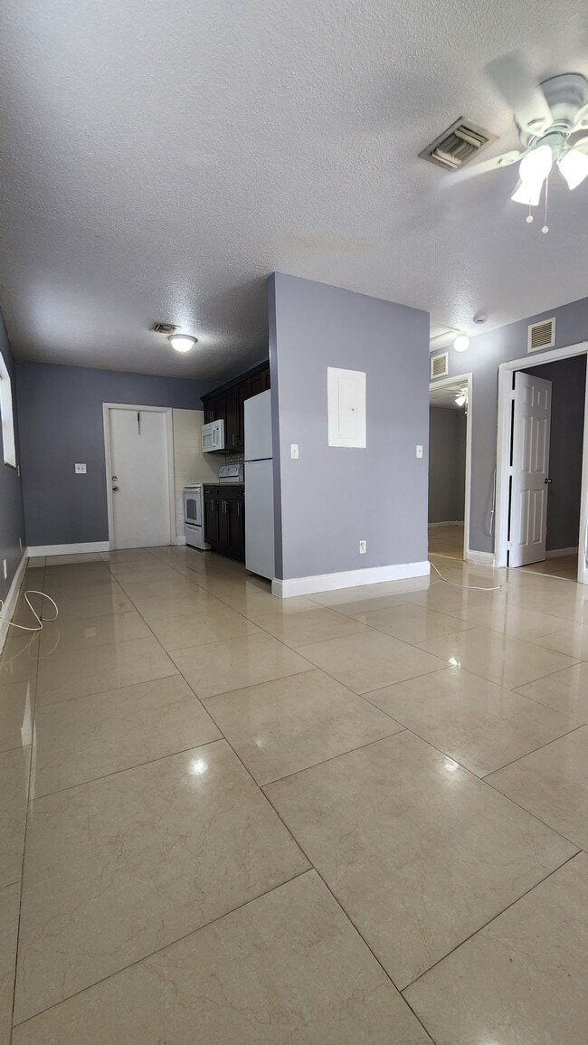 2221 NW 4th Ct, Unit 2