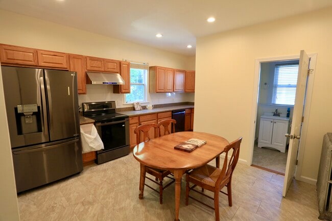 124 Forest St, Unit 1 in Medford, MA - Foto de edificio - Building Photo