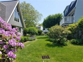 364 Bellevue Ave in Newport, RI - Building Photo - Building Photo
