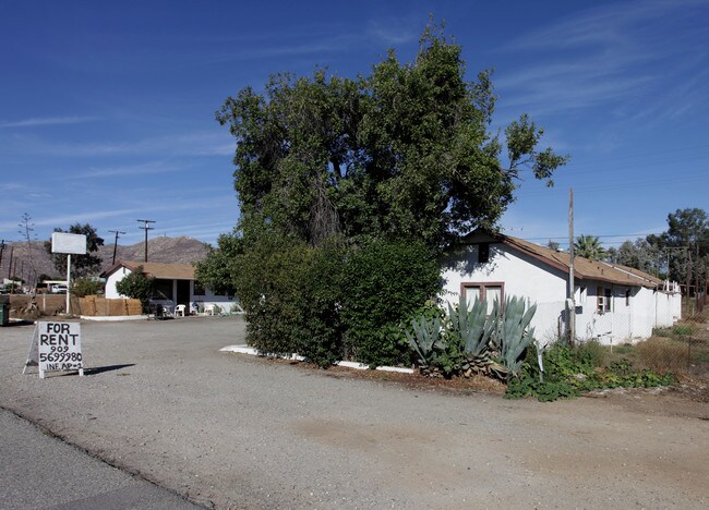 13300 Old 215 Frontage Rd in Moreno Valley, CA - Foto de edificio - Building Photo