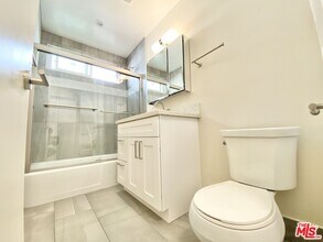 1051 S Sherbourne Dr-Unit -3 in Los Angeles, CA - Foto de edificio - Building Photo