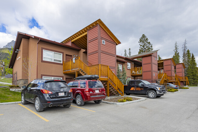 100B Dyrgas Ln in Canmore, AB - Building Photo - Building Photo