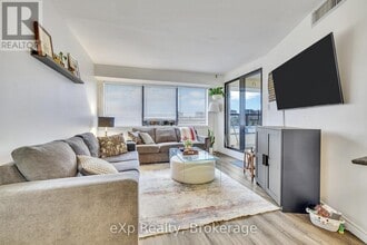 100 Bronte Rd in Oakville, ON - Building Photo - Building Photo