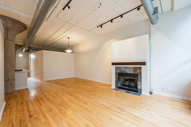 130 S Canal St, Unit 605 in Chicago, IL - Building Photo - Building Photo