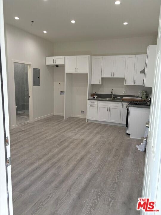 13124 Ratner St in Los Angeles, CA - Building Photo