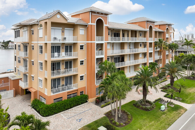 MANATEE RESORT in Naples, FL - Foto de edificio - Building Photo