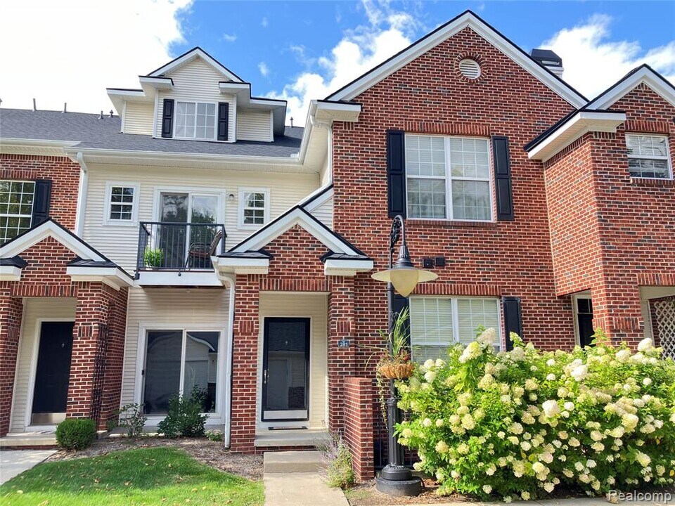 331 Scio Village Ct in Ann Arbor, MI - Building Photo