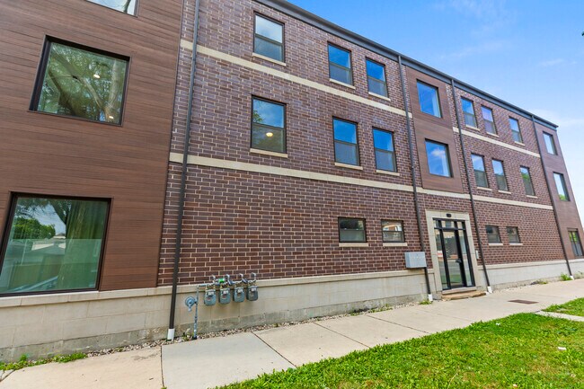 3701 W Diversey Ave, Unit #2R