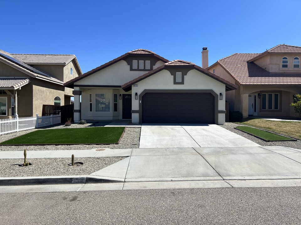 9219 Canyon View Ave in Hesperia, CA - Foto de edificio