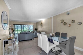 451 Ives Dairy Rd in Miami, FL - Building Photo - Building Photo