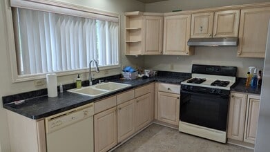 14303 Waterford Square Dr in New Berlin, WI - Building Photo - Building Photo