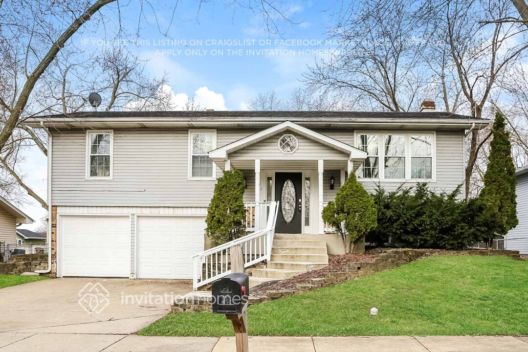 137 Mayfield Dr in Bolingbrook, IL - Building Photo