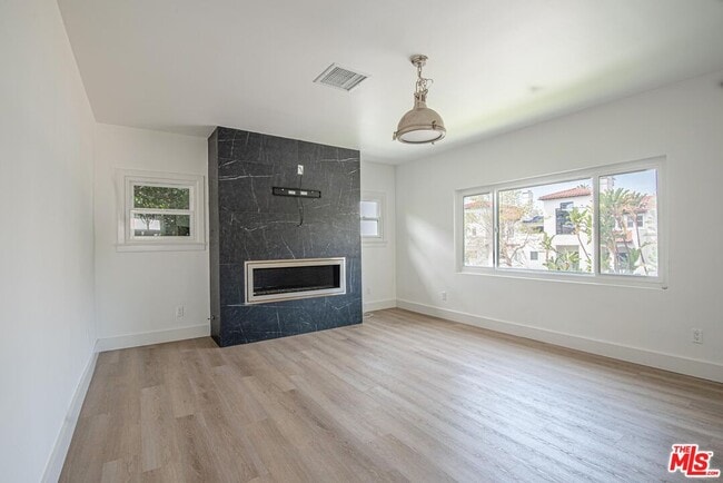 1040 N Crescent Heights Blvd in West Hollywood, CA - Building Photo - Building Photo