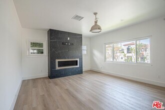 1040 N Crescent Heights Blvd in West Hollywood, CA - Building Photo - Building Photo