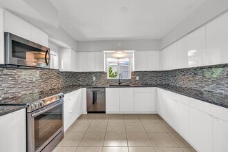 2812 NE 27th St in Lighthouse Point, FL - Building Photo - Building Photo