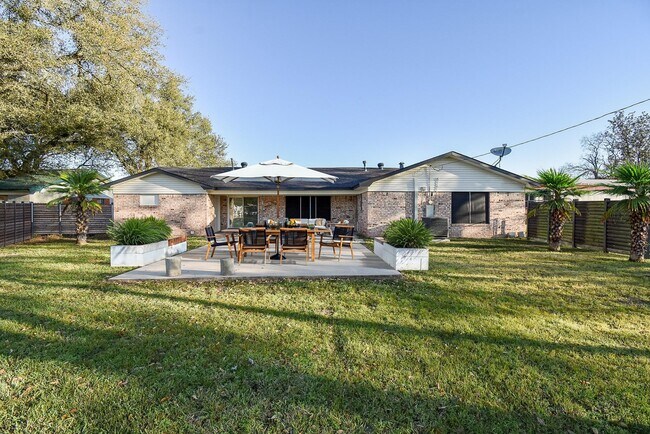 235 US-90 in Sealy, TX - Building Photo - Building Photo