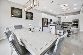 8645 NW 39th Ct in Coral Springs, FL - Foto de edificio - Building Photo