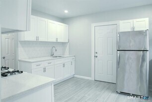 23 Lake St in Waterbury, CT - Building Photo