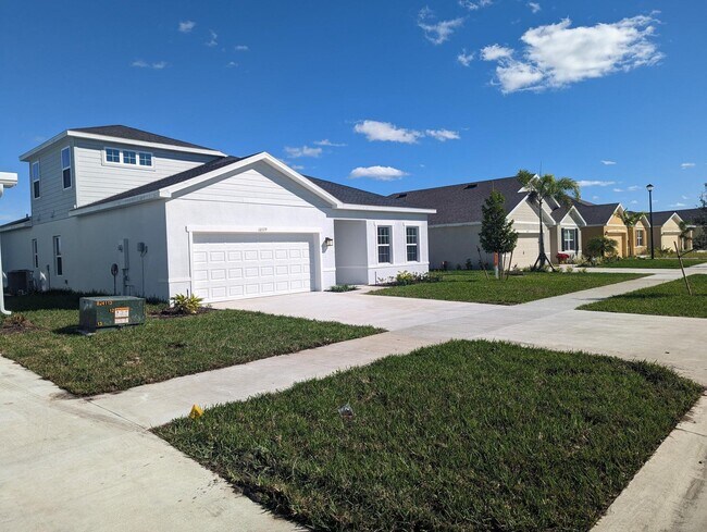 10579 SW Vasari Way in Port St. Lucie, FL - Building Photo - Building Photo