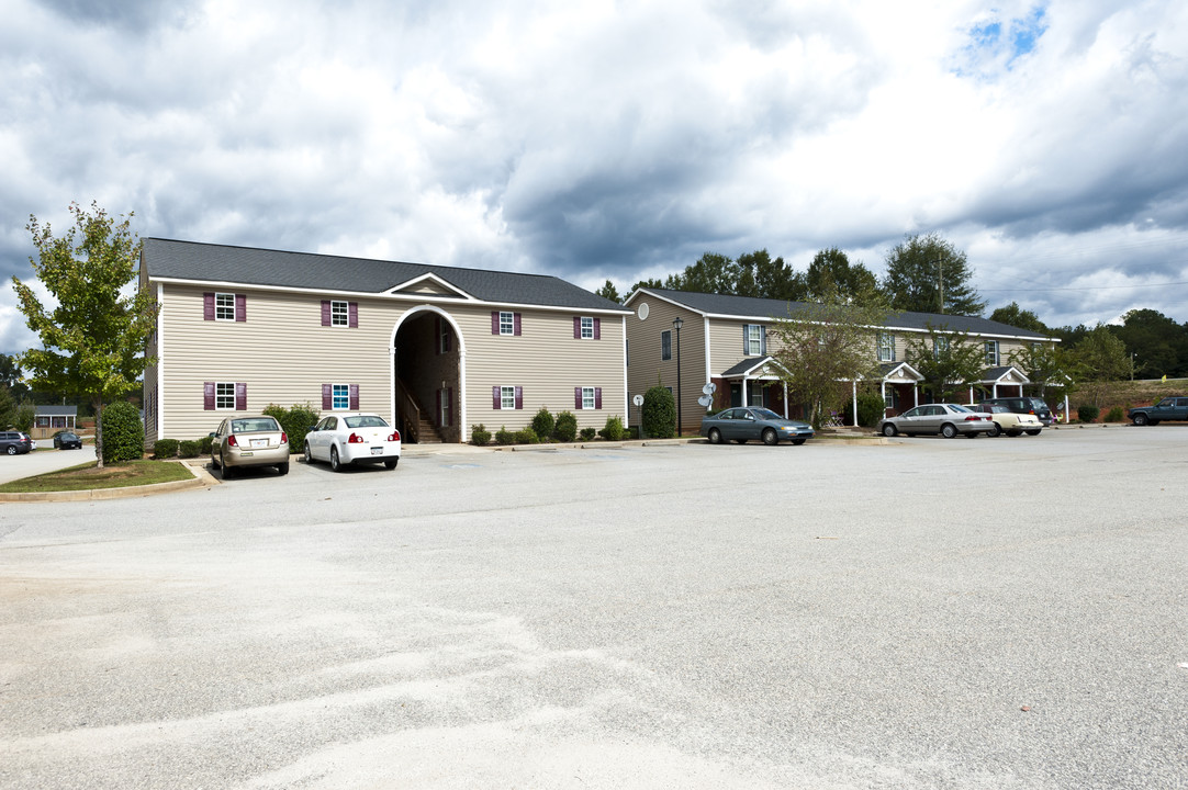 Spring Chase Apartments in Barnesville, GA - Foto de edificio