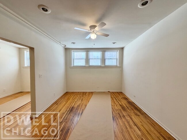 1326 W Estes Ave, Unit G in Chicago, IL - Building Photo - Building Photo