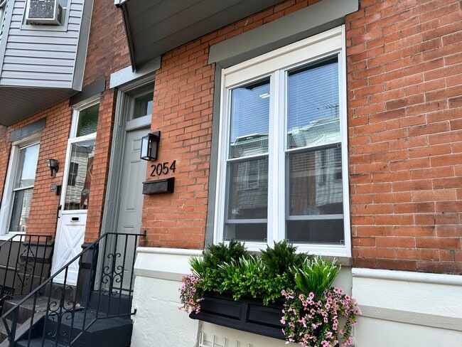 2054 Mercy St in Philadelphia, PA - Foto de edificio - Building Photo
