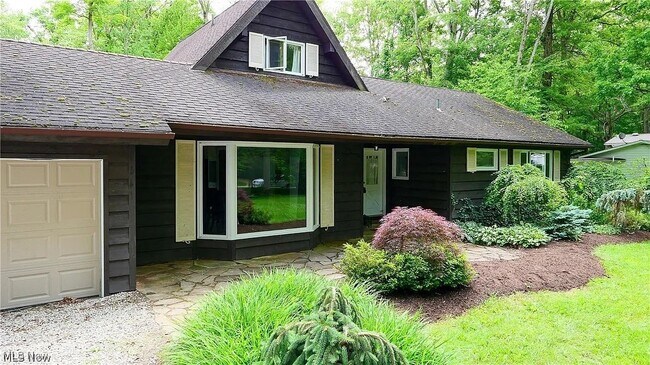 8693 E Craig Dr in Chagrin Falls, OH - Building Photo - Building Photo