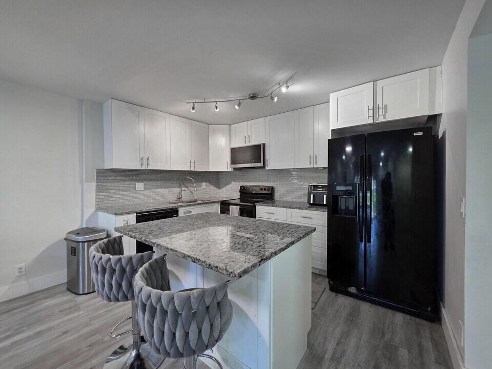 4121 NW 88th Ave in Coral Springs, FL - Building Photo