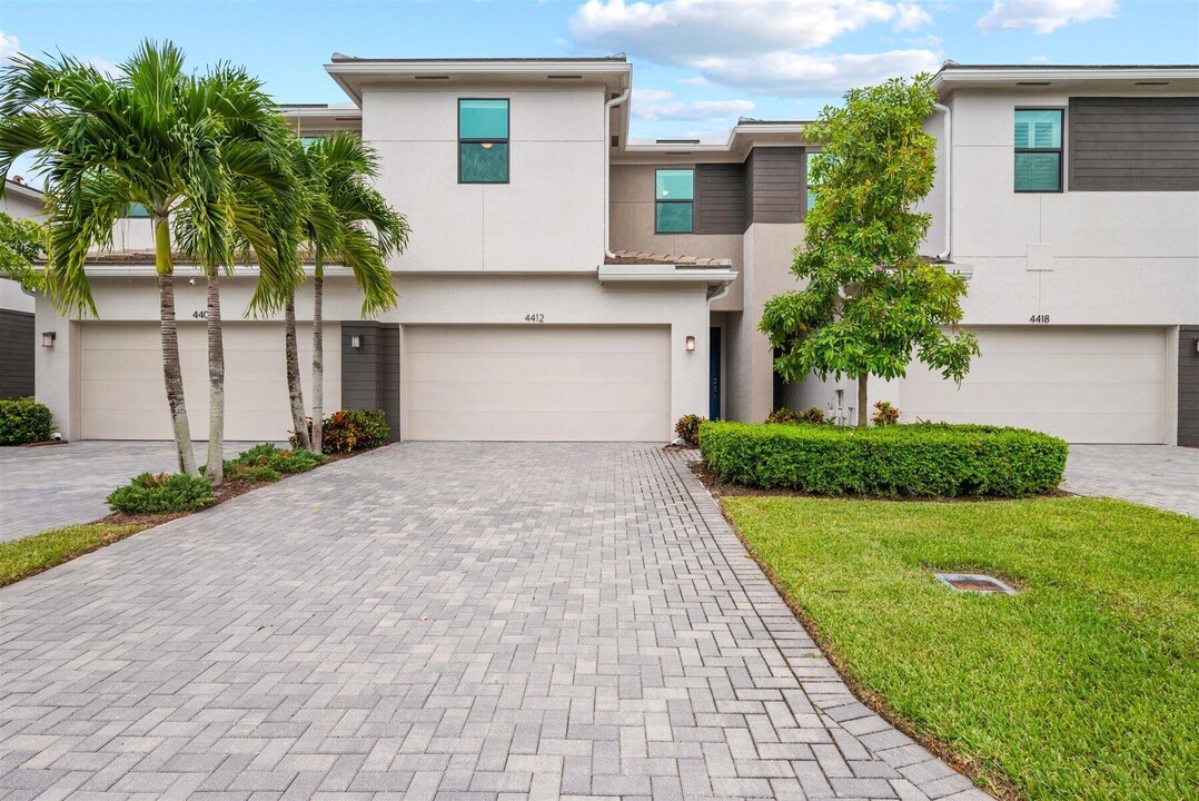 4412 Serpens Ln in Wellington, FL - Foto de edificio